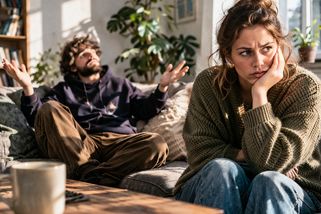 Přítel odmítá pracovat, prý je to systémový podvod. Žijeme z mých peněz